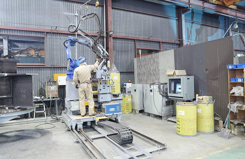 仕口自動反転溶接ロボット