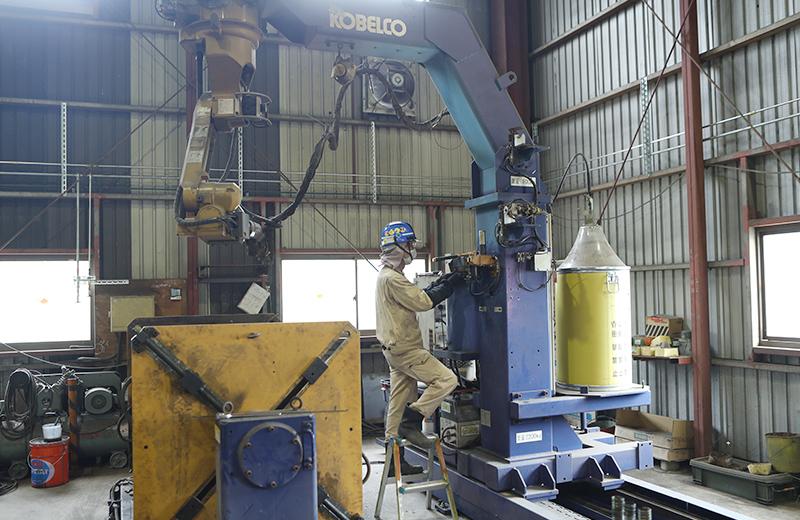 仕口自動反転溶接ロボット