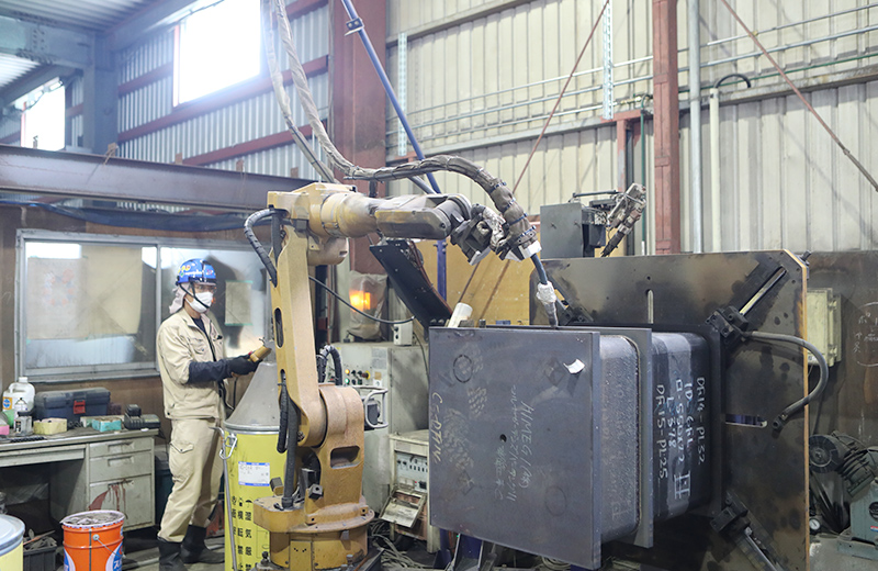 仕口自動反転溶接ロボット