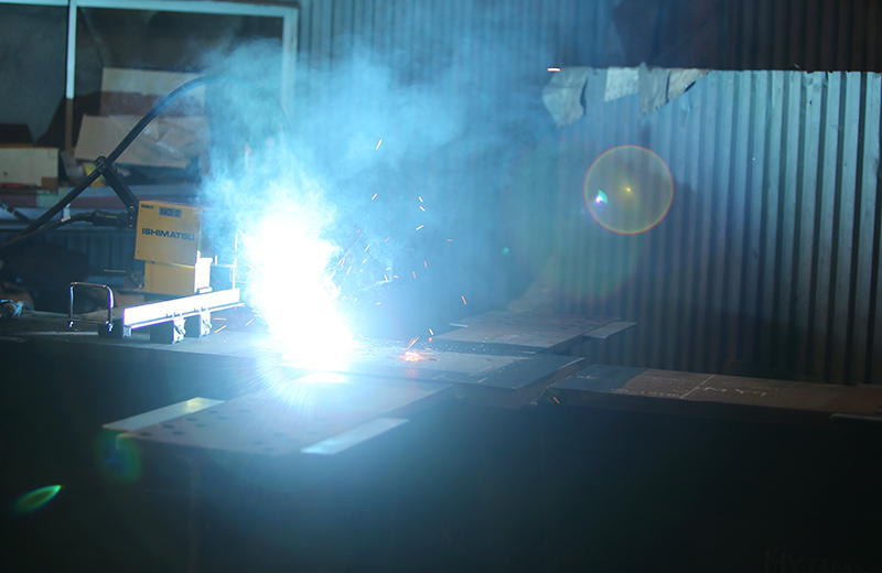 仕口自動反転溶接ロボット